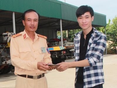 Trung tá cảnh sát giao thông trả lại ví tiền cho sinh viên đánh rơi