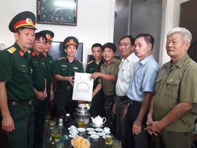 Cục hậu cần Quân khu 4 tặng quà gia đình chính sách