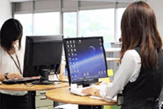 Một Công ty cấm nhân viên ngồi khi dùng máy tính