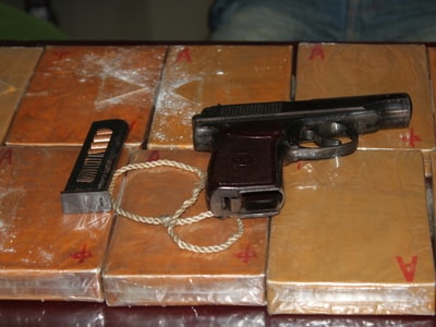 Bị vây bắt, đối tượng ôm 10 bánh heroin rút súng bắn cảnh sát