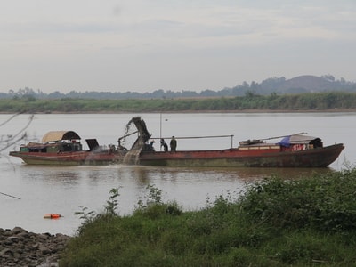 Vòi rồng hút cát vô tư đào bới sông Lam