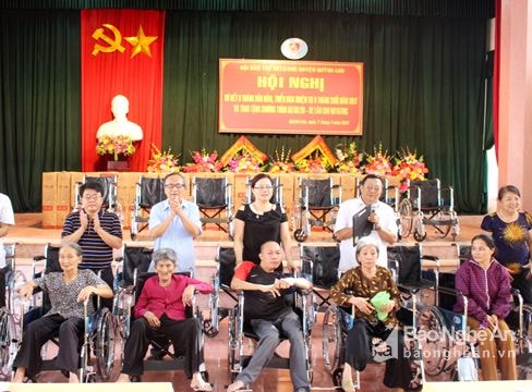 Trao xe lăn cho người khuyết tật