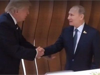 Hai ông Putin và Trump bắt tay lần đầu trước cuộc gặp riêng
