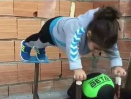 Cậu bé 3 tuổi hít đất liên tục 35 cái