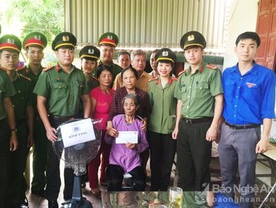 Công an tỉnh thăm, tặng quà vợ liệt sỹ nhà báo Lê Văn Luyện