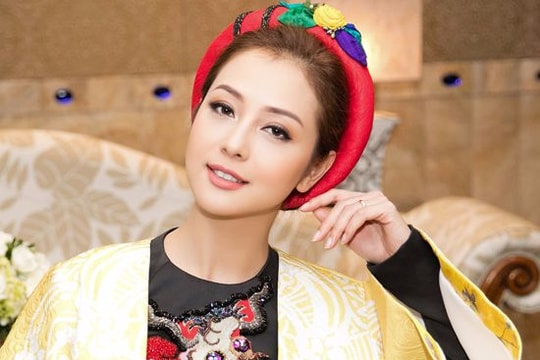 Jennifer Phạm mặc áo dài 5.000 USD khi làm MC