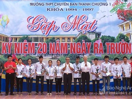 Trao thưởng cho học sinh đạt điểm cao kỳ thi THPT Quốc Gia