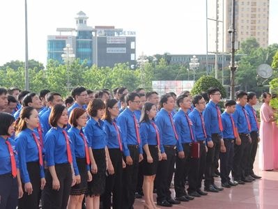 Đoàn Khối các cơ quan tỉnh dâng hương tưởng niệm Chủ tịch Hồ Chí Minh