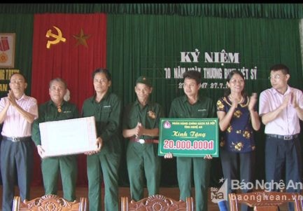 Ngân hàng Chính sách xã hội tỉnh: Trao quà hơn 100 triệu đồng cho gia đình chính sách