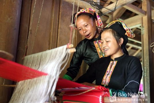 Xem phụ nữ mường cổ xứ Nghệ dệt thổ cẩm