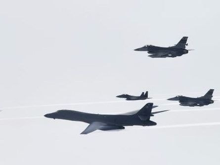 Mỹ điều cặp siêu chiến cơ đến thị uy Kim Jong-un