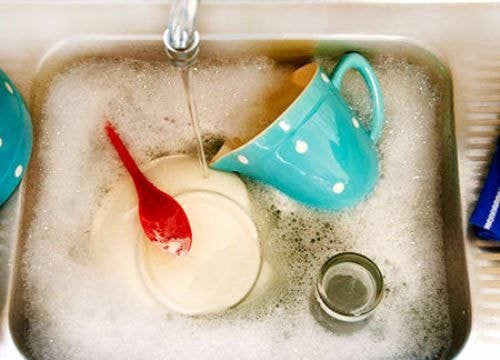 Lý do không nên dùng xà phòng để rửa chén bát