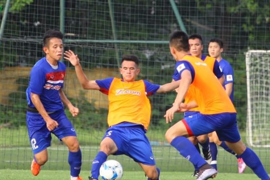 HLV Hữu Thắng thử nghiệm Hồng Duy thế vai Công Phượng ở U22 Việt Nam