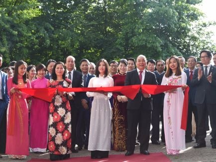 Thủ tướng cắt băng khánh thành trụ sở mới của Đại sứ quán Việt Nam tại Hà Lan