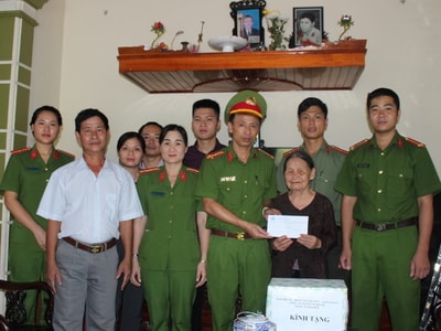 Công an Nghi Lộc thăm, tặng quà Mẹ VNAH và các gia đình chính sách