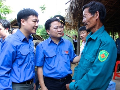 Trung ương Đoàn trao tặng nhà tình nghĩa cho cựu thanh niên xung phong Nghệ An