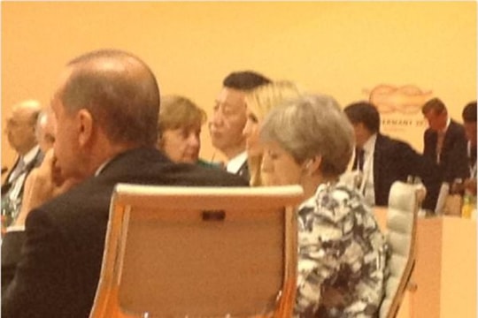 Ông Trump bảo vệ ái nữ Ivanka giữa ồn ào thay cha dự họp