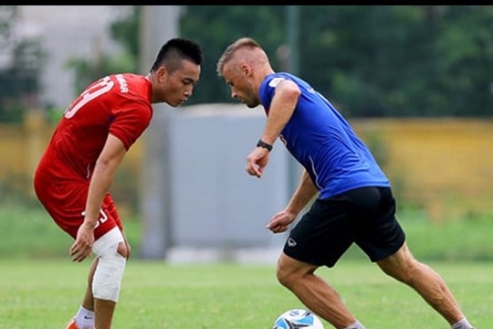 Hồ Tuấn Tài - vắt chân lên cổ mà chạy!