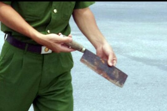 Va chạm với xe tải, tài xế rút dao bầu dọa chém