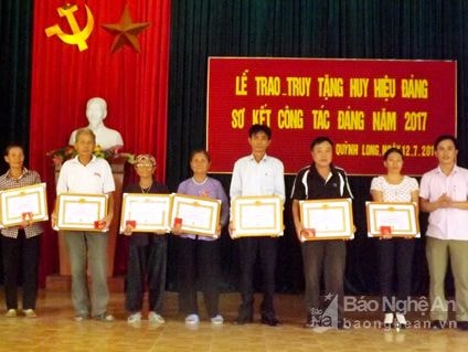 Quỳnh Long (Quỳnh Lưu) trao tặng Huy hiệu Đảng cho 29 đảng viên