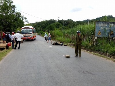 Xe buýt Thạch Thành va chạm với xe máy, 2 người bị thương nặng