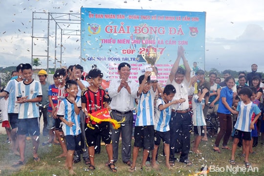 Hàng ngàn người dân tham gia cổ vũ giải bóng đá cấp xã