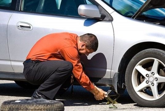 Xử lý nhanh gọn 13 sự cố bất ngờ khi lái xe ô tô