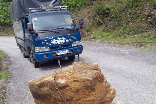 Tài xế dùng xe kéo khối đá nằm giữa đường tránh tai nạn