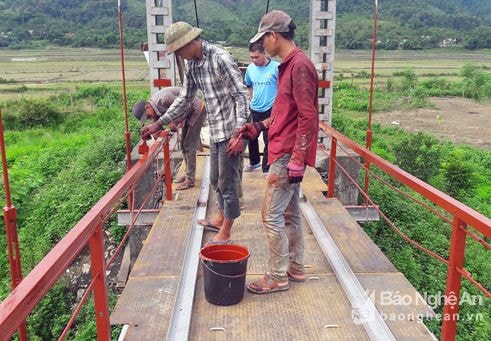 Sửa chữa cầu 'bẫy người' ở Mường Nọc