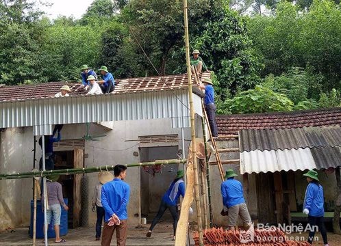 Tình nguyện đóng góp ngày công sửa nhà cho vợ liệt sỹ