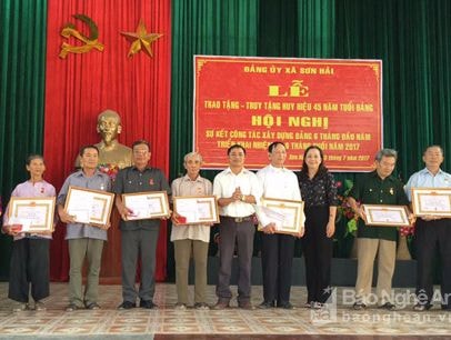 Xã Sơn Hải (Quỳnh Lưu) trao tặng Huy hiệu Đảng cho 28 đảng viên