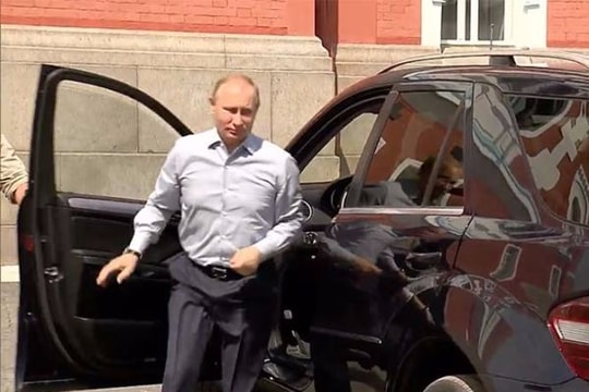 Vị khách bí ẩn ngồi sau ghế lái của Putin