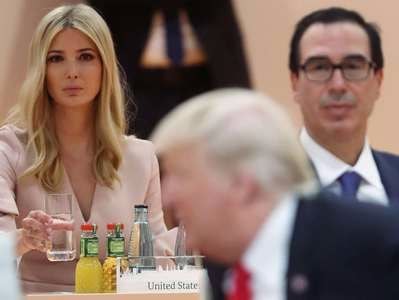 ​Đến Pháp, ông Trump tiếp tục bảo vệ con trai