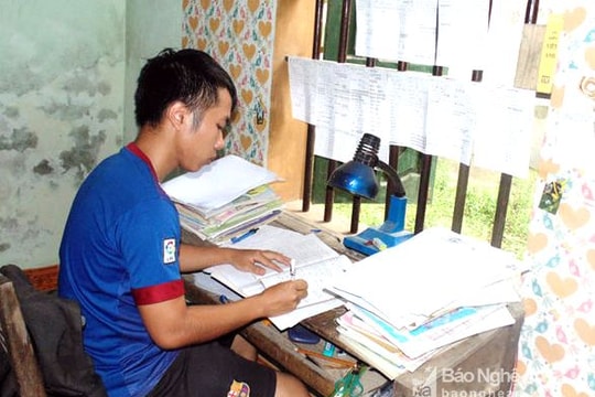 Cậu trò trường biên giới học giỏi, hát hay