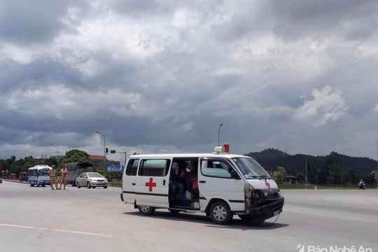 Lái xe cứu thương dọa chém xe tải không phải là của Bệnh viện tâm thần Nghệ An