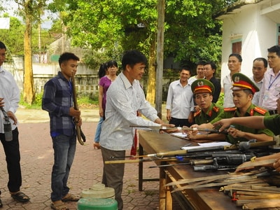 Thu hồi gần 100 loại vũ khí và công cụ hỗ trợ