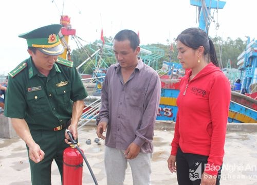 Bộ đội Biên phòng tặng trang thiết bị cho ngư dân vươn khơi