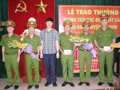 Trao thưởng Ban chuyên án phá đường dây mua bán 10 bánh heroin