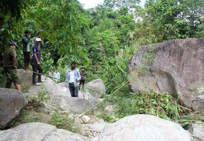 Phát hiện thi thể không quần áo ở lòng suối