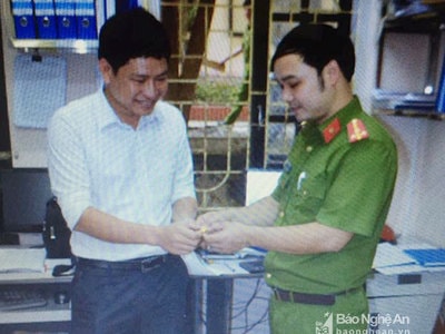 Chiến sỹ công an nhặt được nhẫn vàng trả người đánh rơi