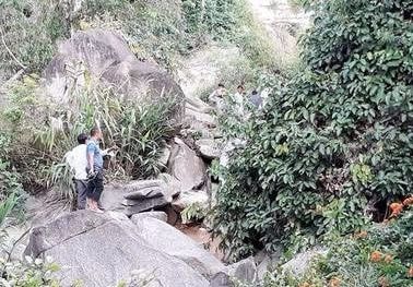 Người phụ nữ chết dưới lòng suối do bị lũ cuốn