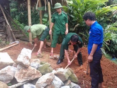 Đồn Biên phòng Nậm Càn giúp dân bản giữ vệ sinh môi trường