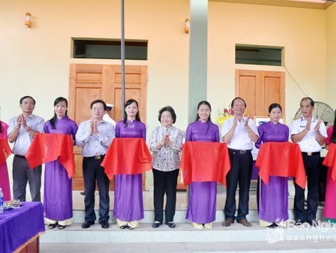 Nguyên Phó Chủ tịch nước Trương Mỹ Hoa dự lễ bàn giao nhà tình nghĩa cho CCB Đoàn tàu không số