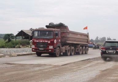 Đường trăm tỷ phục vụ nhà máy xi măng ở Nghệ An sớm hư hỏng