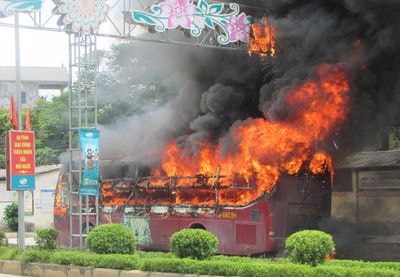 Xe giường nằm bốc cháy dữ dội trên Quốc lộ 7