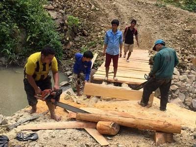 Đoàn thanh niên xã miền núi làm cầu cho dân bản