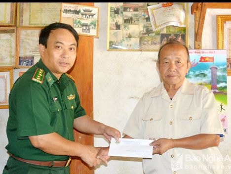 BĐBP Nghệ An: Tặng quà gia đình Anh hùng liệt sỹ Và Bá Giải ở Kỳ Sơn