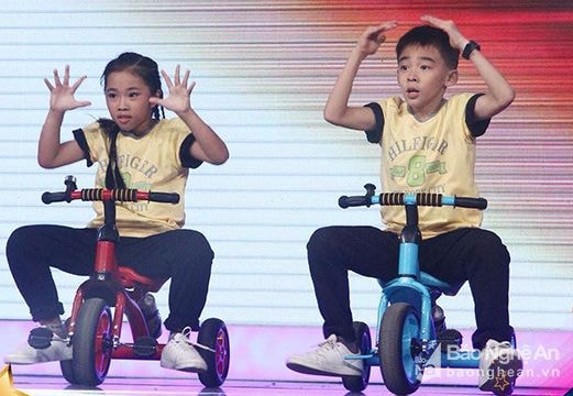 Cặp dancer nhí xứ Nghệ khiến giám khảo Cẩm Ly thấy 'sợ'