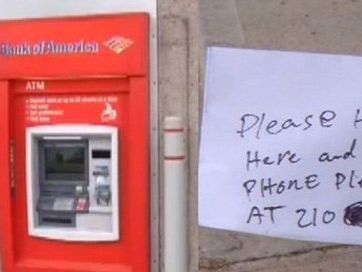 Bị nhốt trong máy ATM, phải gửi lời cầu cứu qua khe rút tiền