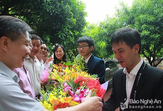 Thầy trò trường Phan vui mừng đón học sinh đoạt giải cuộc thi Olympic Hóa quốc tế